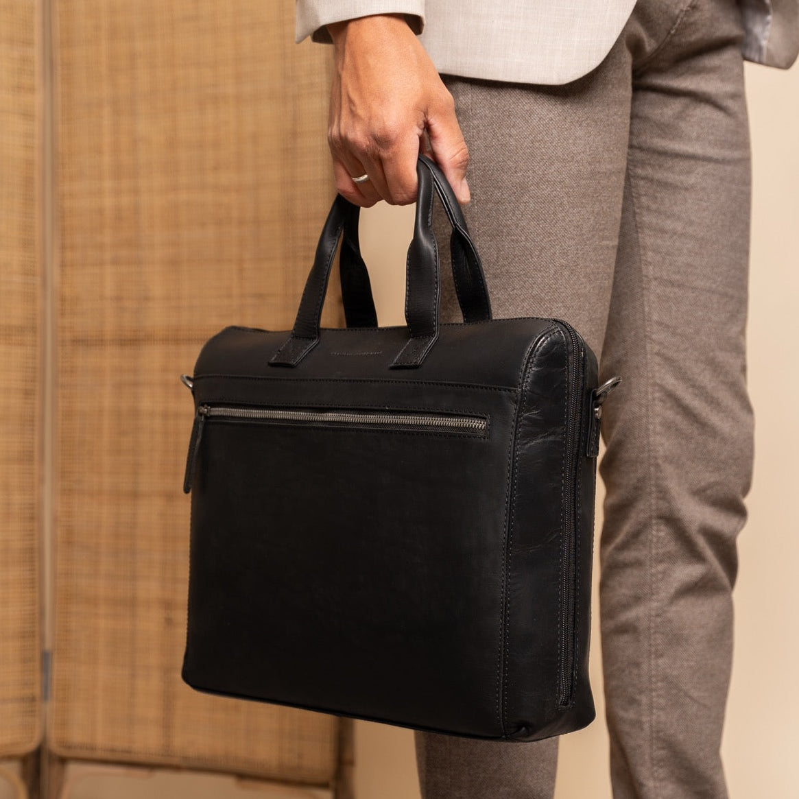 Levanto Full-Grain Leather Laptop Bag - Structured Side Profile Showing Gusset Depth &amp; Expansion Capacity