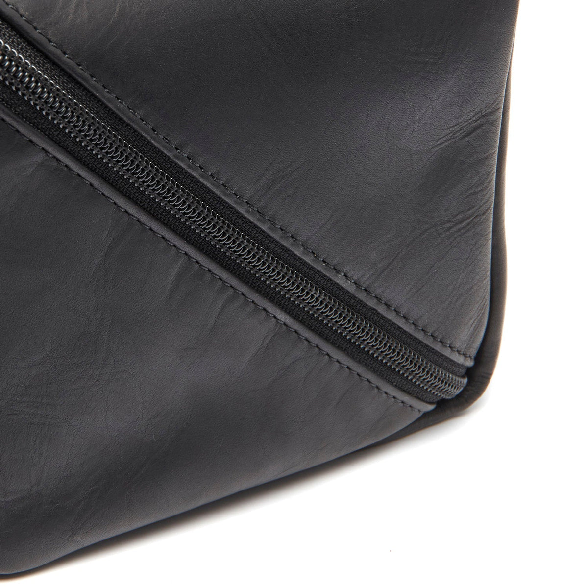 Close-Up Detail of Classic Collar &amp; Heavy-Duty Zipper Hardware on Elmia Full-Grain Leather Toiletry Bag