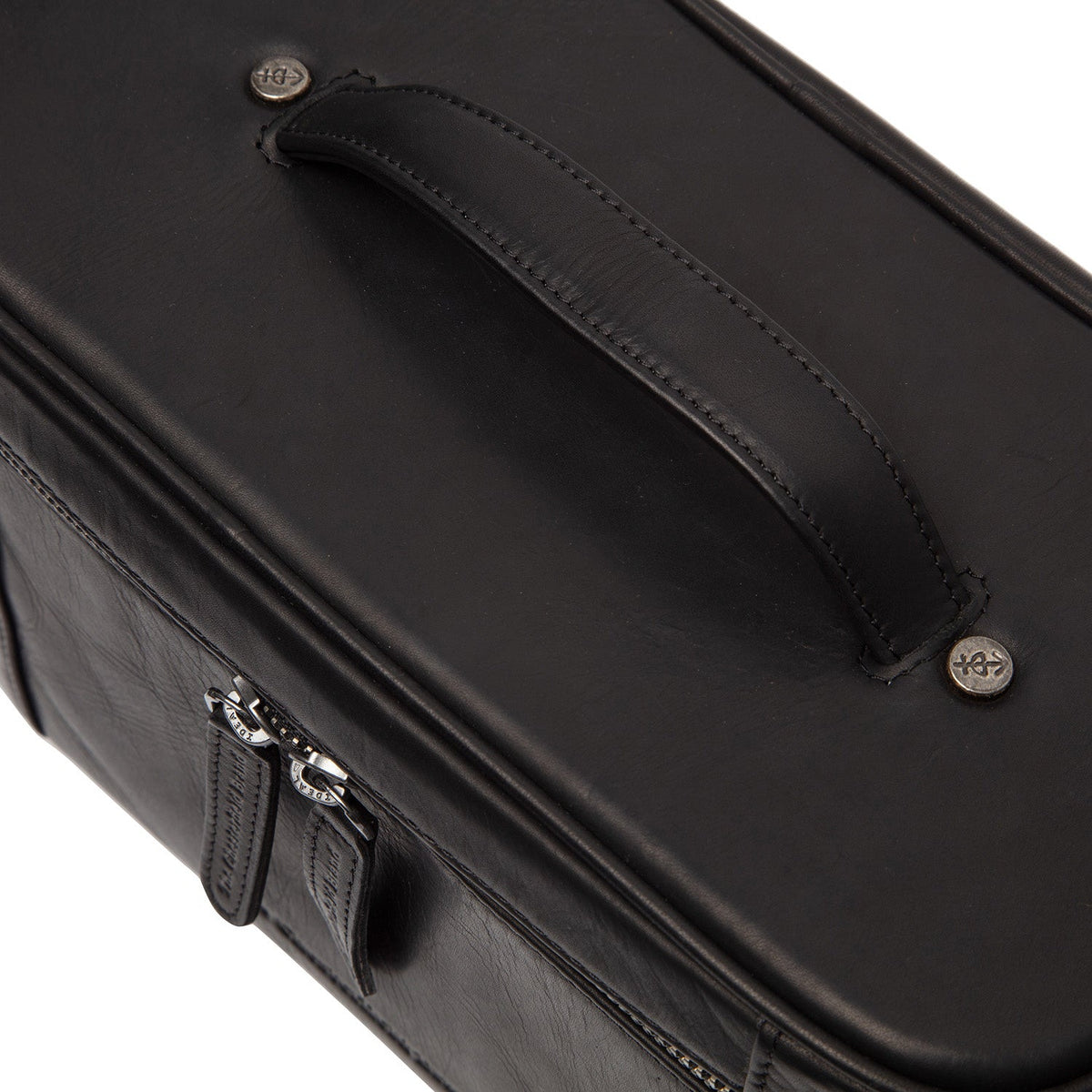 Close-Up Detail of Classic Collar &amp; Heavy-Duty Zipper Hardware on Limone Full-Grain Leather Toiletry Bag