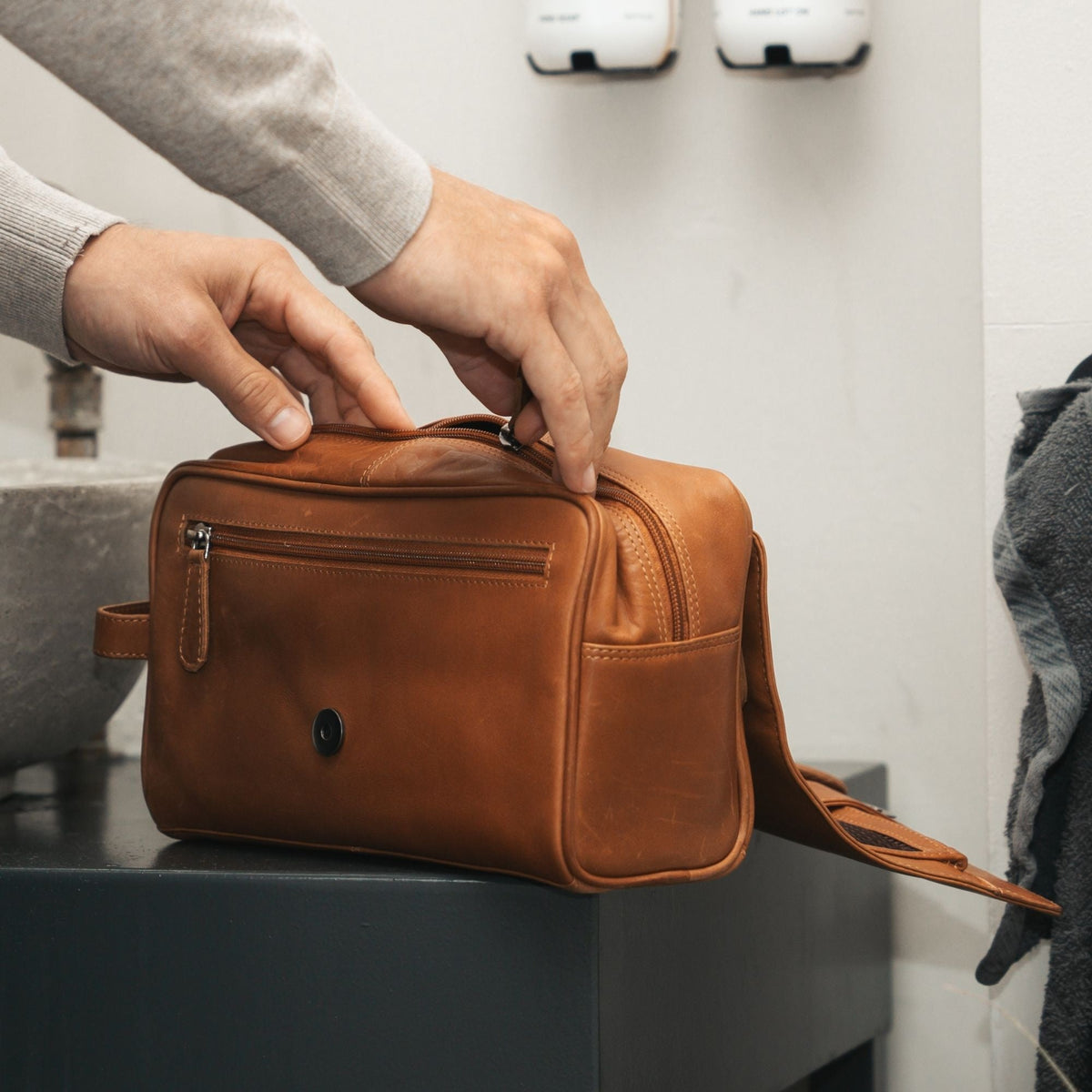 Rosario Full-Grain Leather Toiletry Bag – alternate product view 3