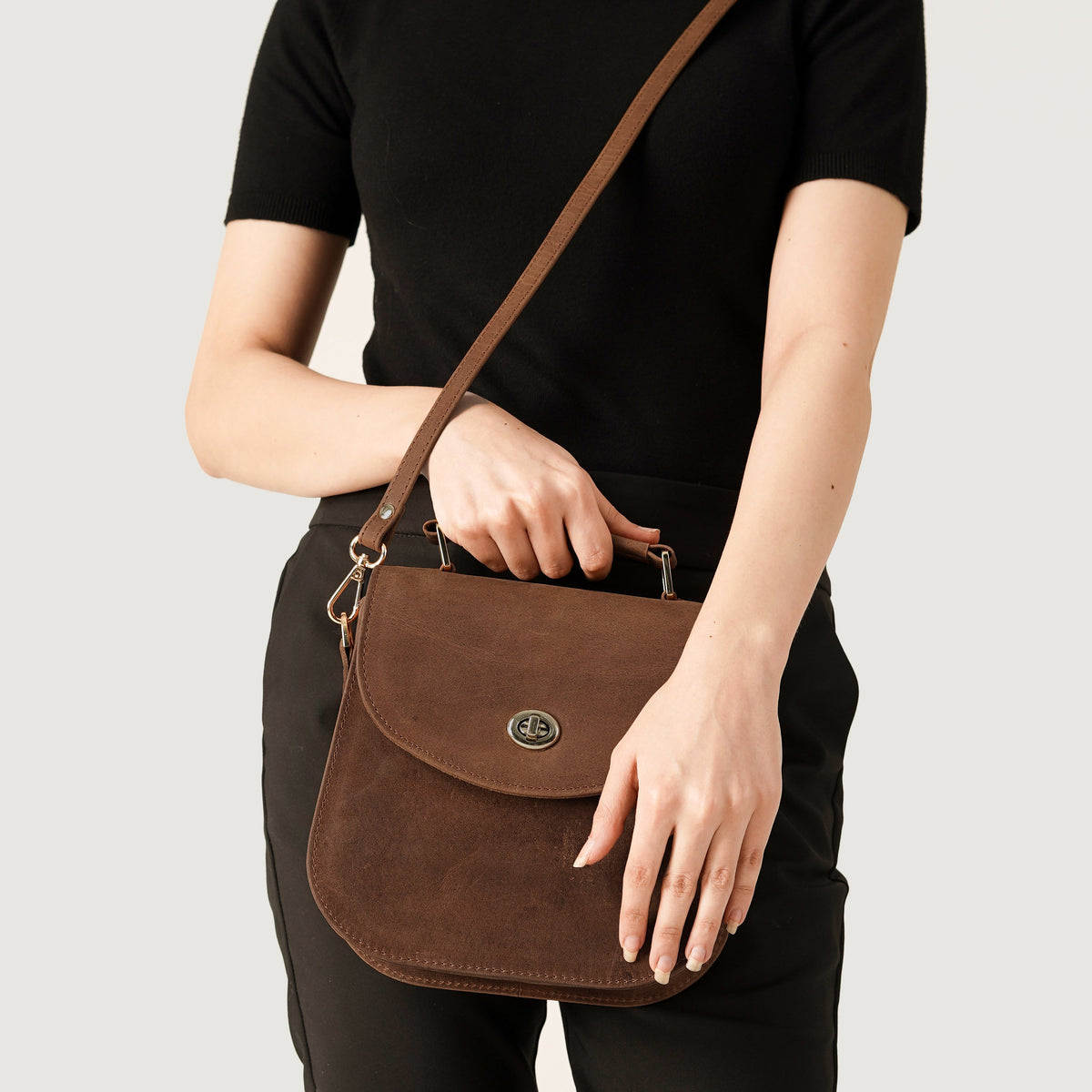 
Solid Antique Brass Hardware & Heavy-Duty Dual Zipper Detail on The Sandra Vintage Tan Leather Saddle Bag For Women